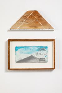 Hamish Fulton, A 19 day coast to coast walk across Honshu, summer 1985, testo su legno; One line of footsteps walking from sea level up to the 3340 meter crater rim of monte Etna, 2014, Acquerello e grafite su carta, 23x36cm